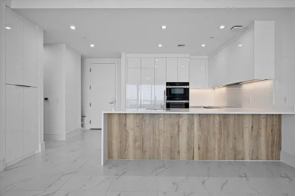 $6,900 | 220 Lake Shore Drive, Unit 1113, West Palm Beach, FL 33403