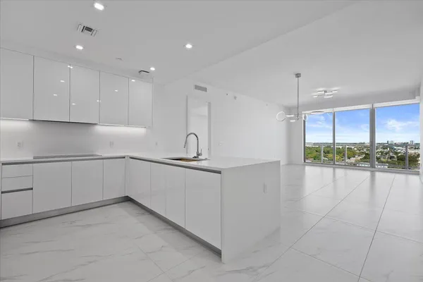 $6,900 | 220 Lake Shore Drive, Unit 1113, West Palm Beach, FL 33403