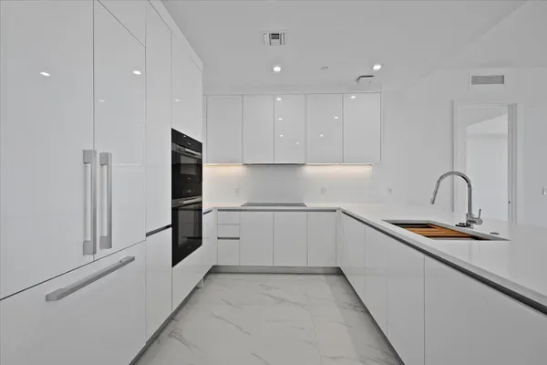 $6,900 | 220 Lake Shore Drive, Unit 1113, West Palm Beach, FL 33403