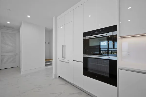 $6,900 | 220 Lake Shore Drive, Unit 1113, West Palm Beach, FL 33403