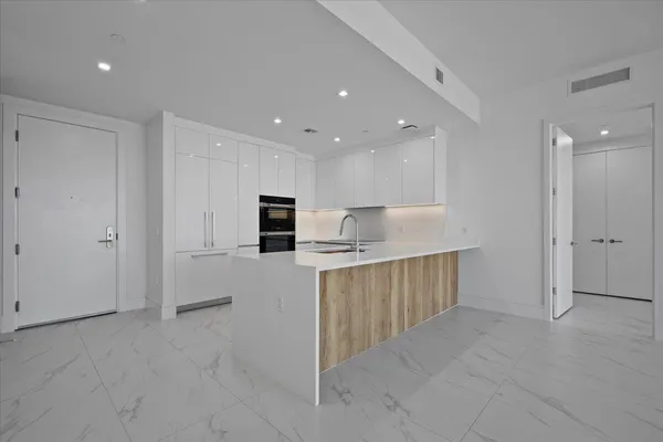 $6,900 | 220 Lake Shore Drive, Unit 1113, West Palm Beach, FL 33403