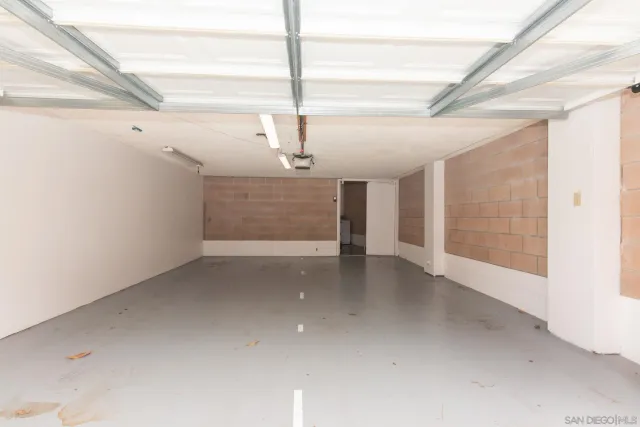 a view of a livingroom with a ceiling fan