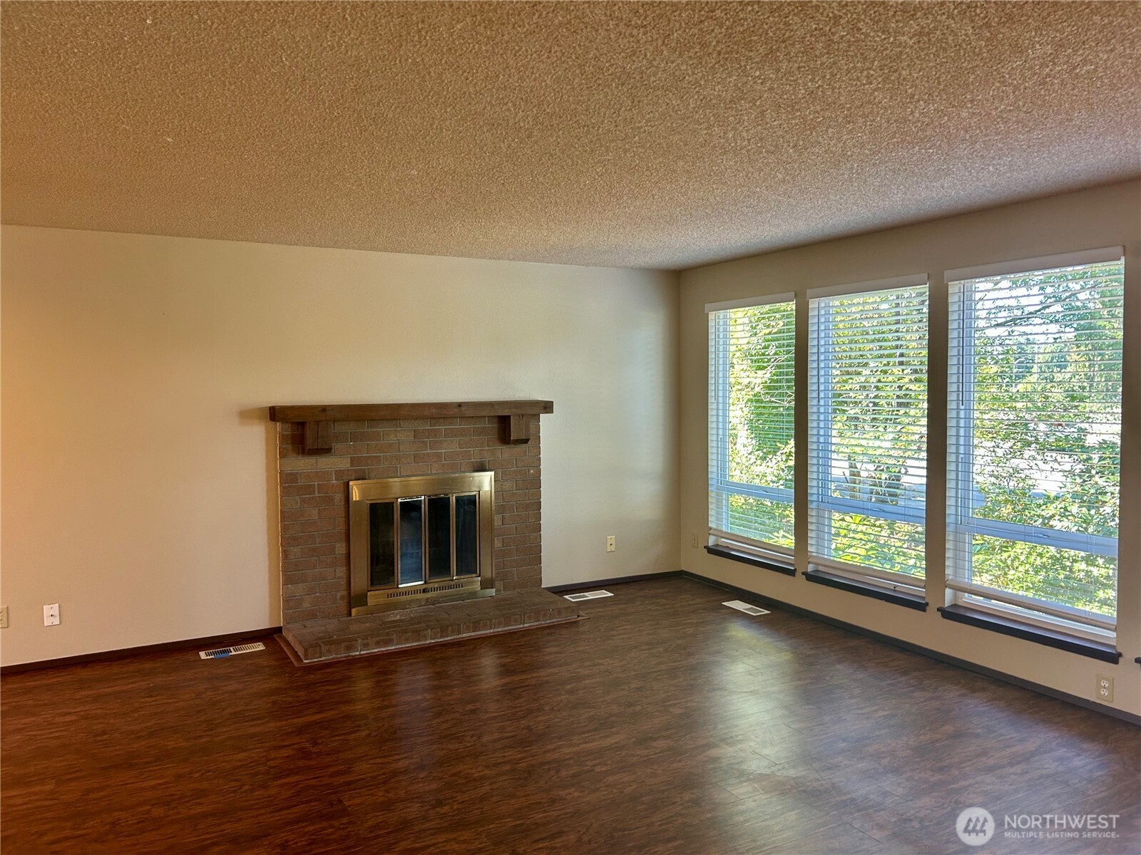 202 Vashon Avenue Southeast Renton, WA 98059 - Photo 4 of 31 Gallery Image 4