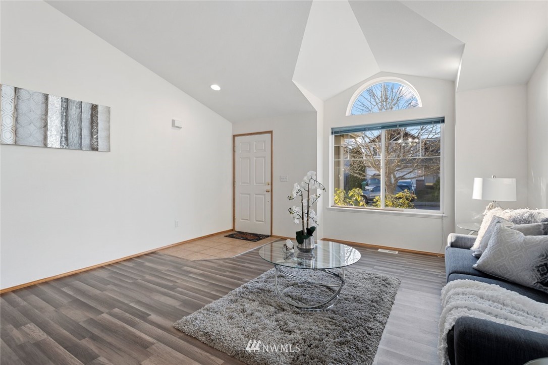 466 Ilwaco Avenue Northeast Renton, WA 98059 - Photo 6 of 25