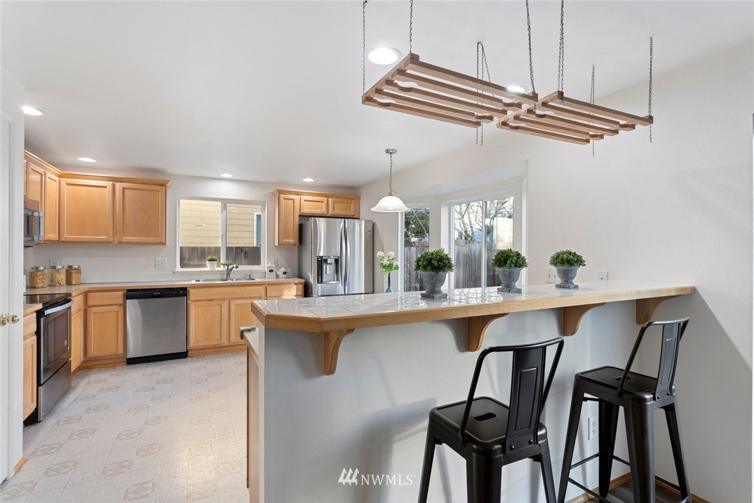 466 Ilwaco Avenue Northeast Renton, WA 98059 - Photo 9 of 25