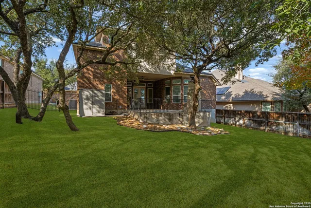 a view of a house with backyard