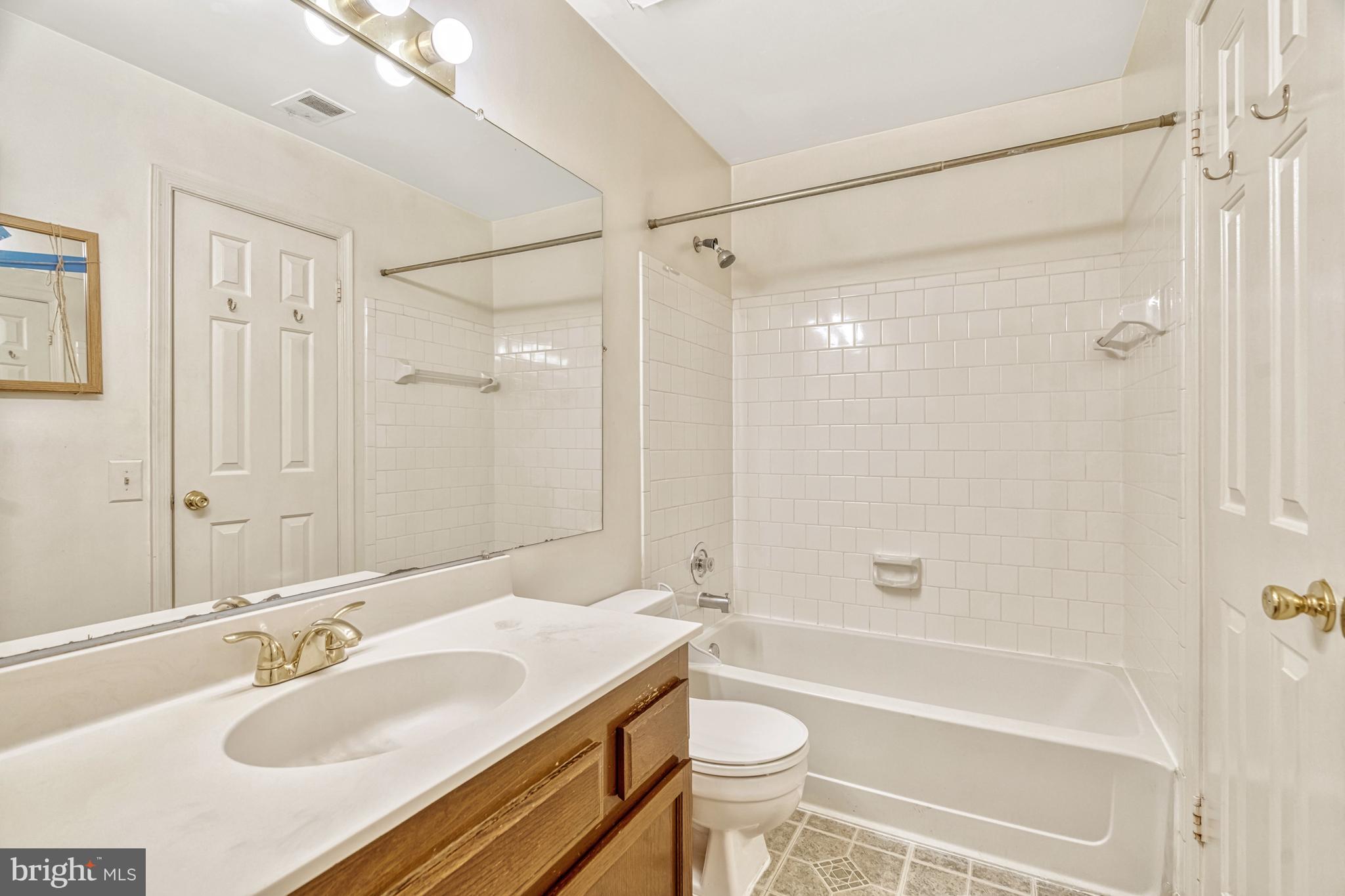 14785 Basingstoke Loop Centreville, VA 20120 - Photo 18 of 24 upper level full bath