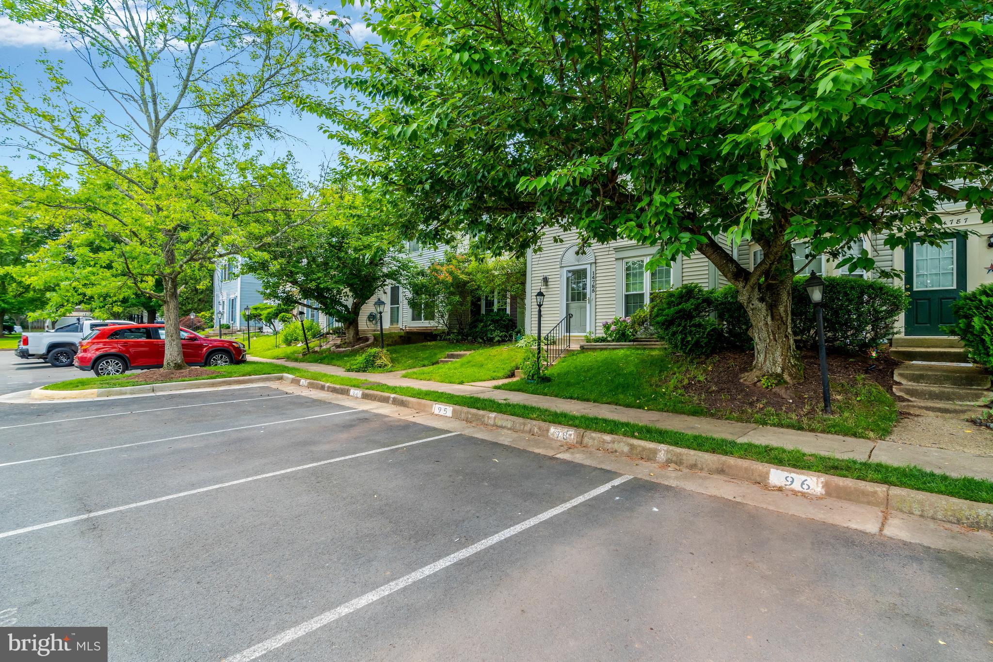 14785 Basingstoke Loop Centreville, VA 20120 - Photo 4 of 24 front