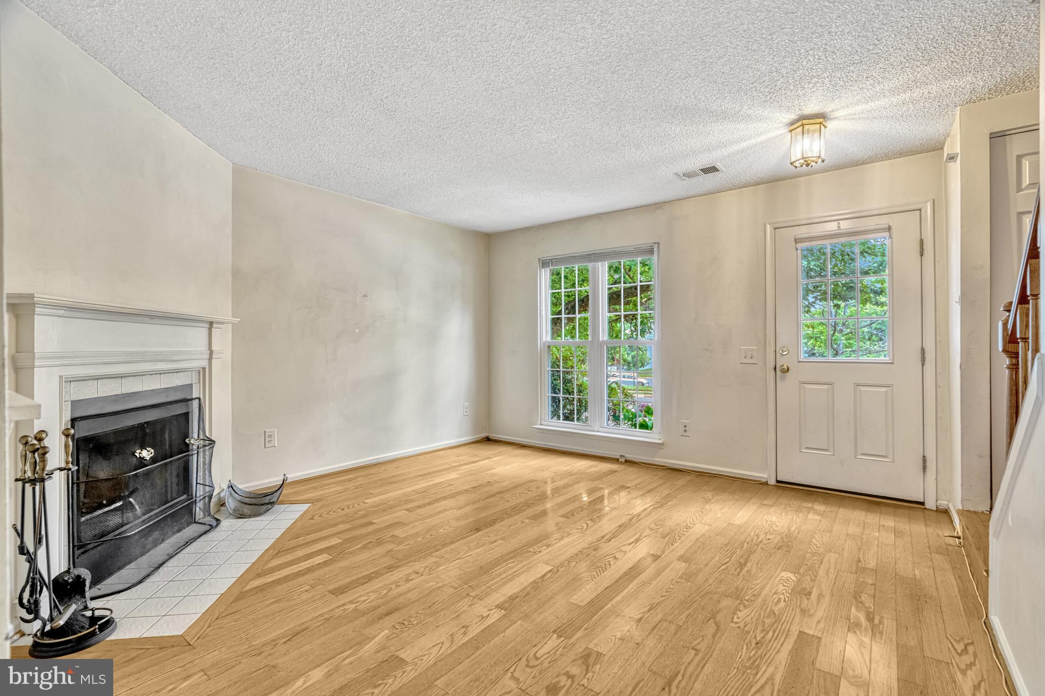 14785 Basingstoke Loop Centreville, VA 20120 - Photo 6 of 24 living room