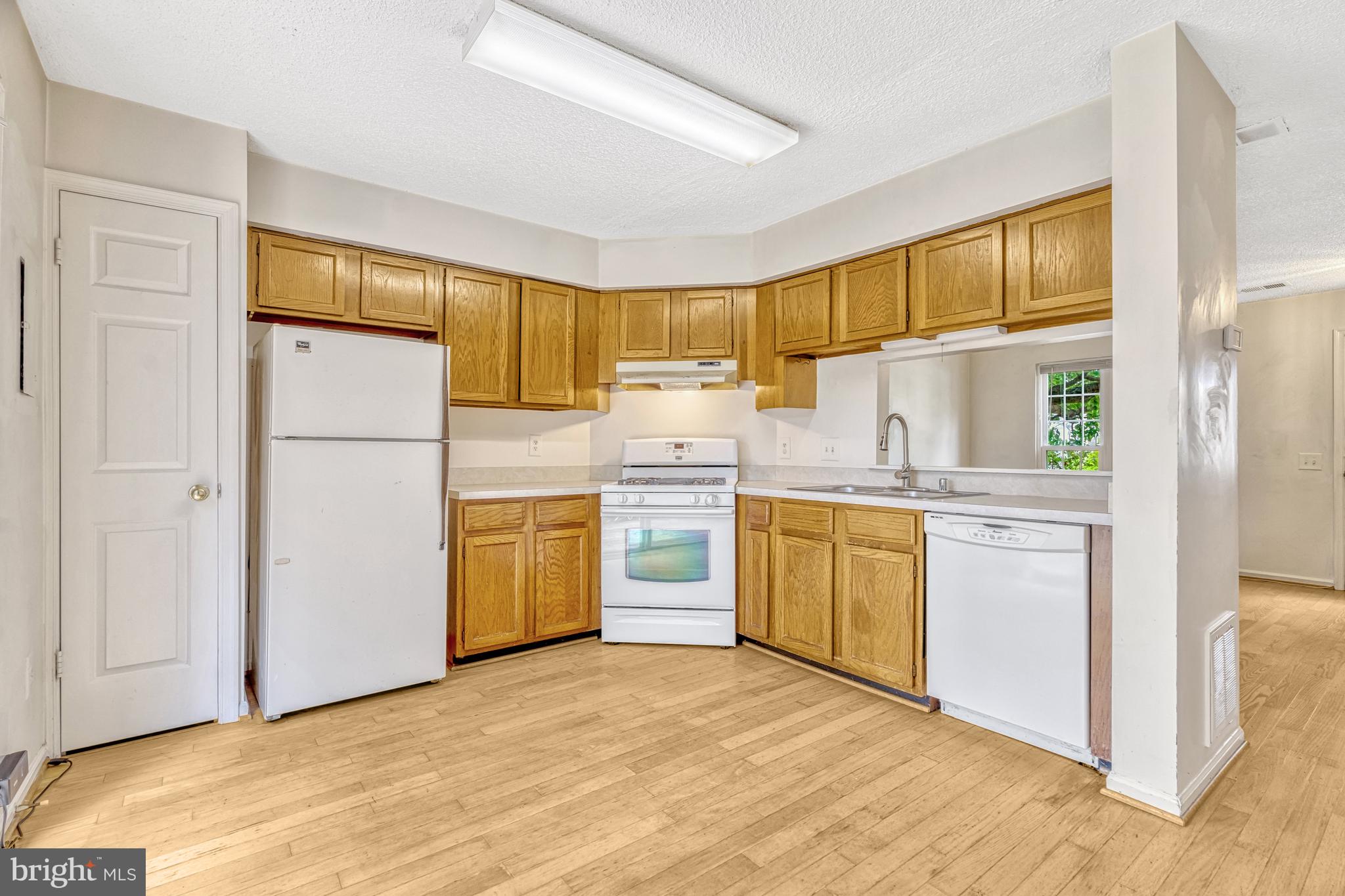 14785 Basingstoke Loop Centreville, VA 20120 - Photo 9 of 24 kitchen