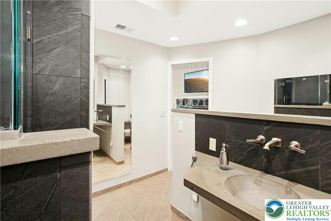 2714 Bergstresser Drive Hellertown, PA 18055 - Photo 16 of 29