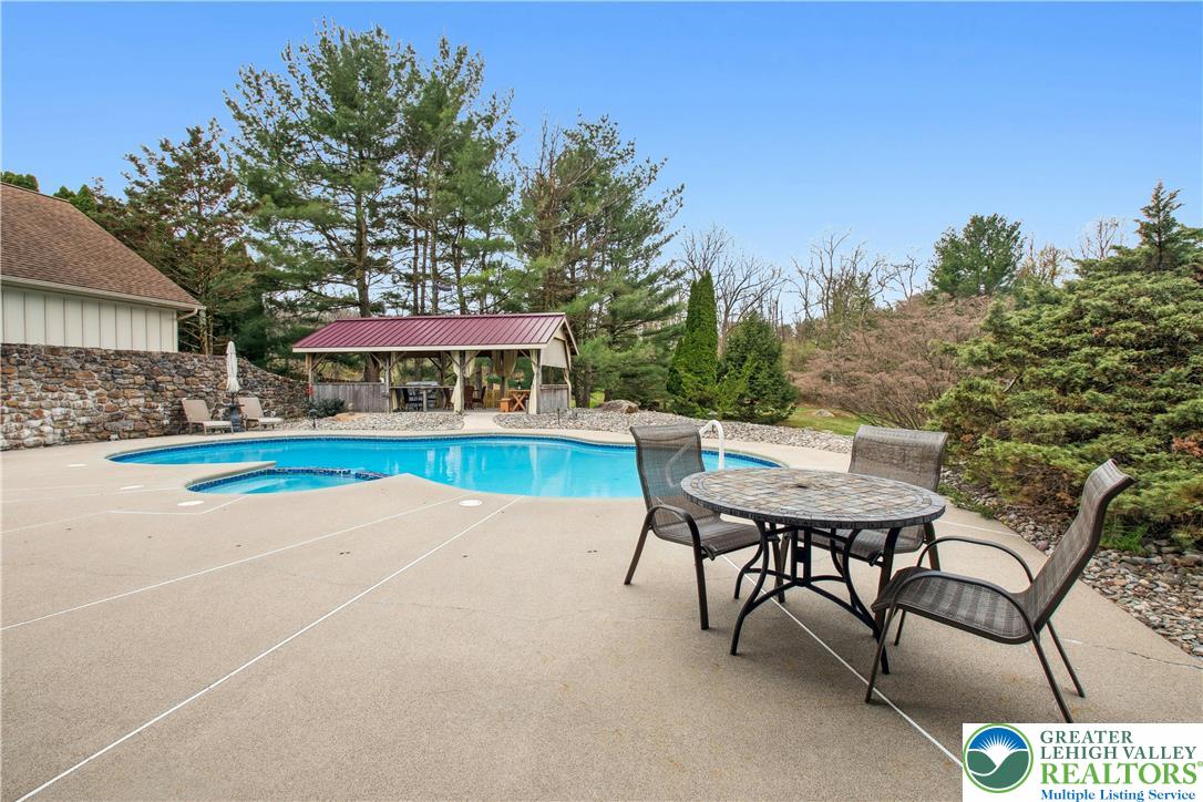 2714 Bergstresser Drive Hellertown, PA 18055 - Photo 25 of 29