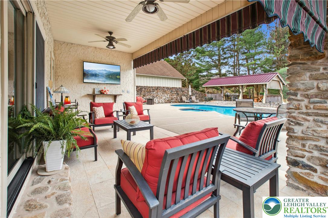 2714 Bergstresser Drive Hellertown, PA 18055 - Photo 4 of 29