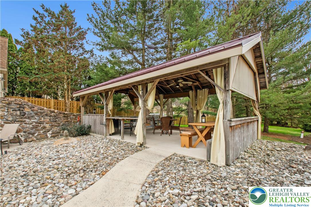 2714 Bergstresser Drive Hellertown, PA 18055 - Photo 5 of 29