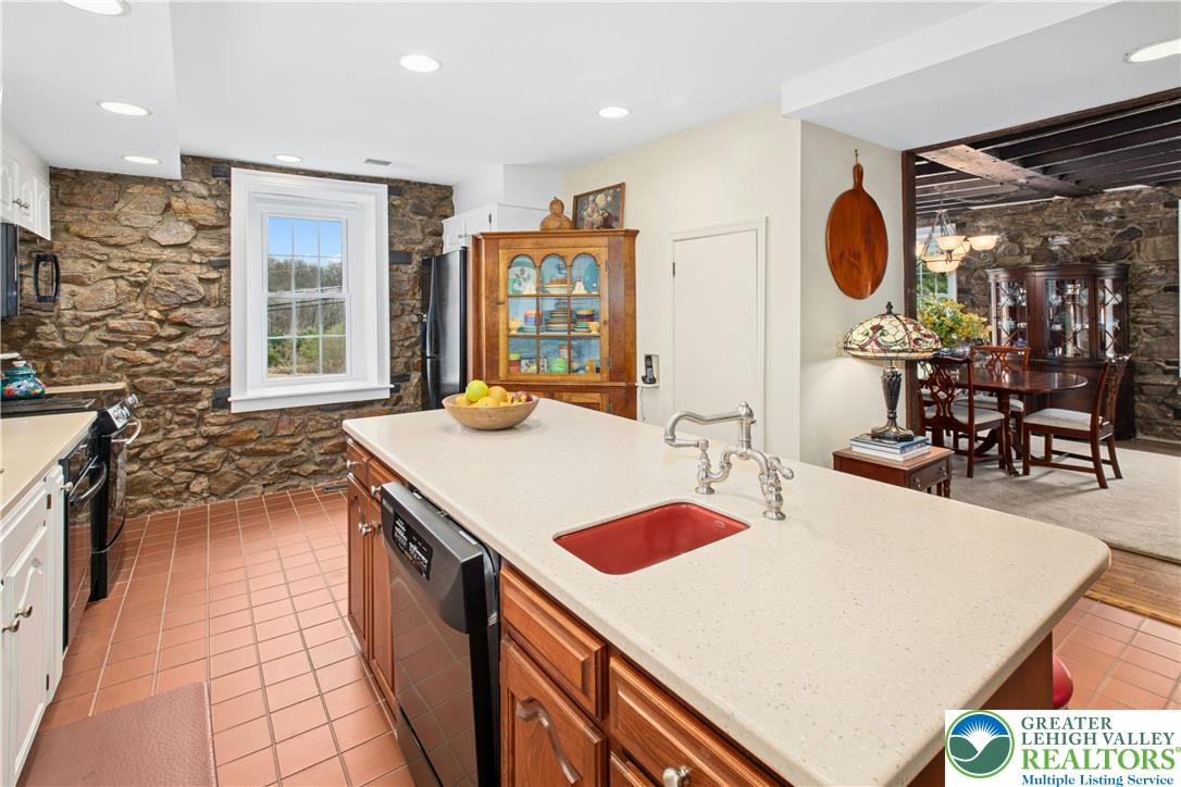 2714 Bergstresser Drive Hellertown, PA 18055 - Photo 7 of 29