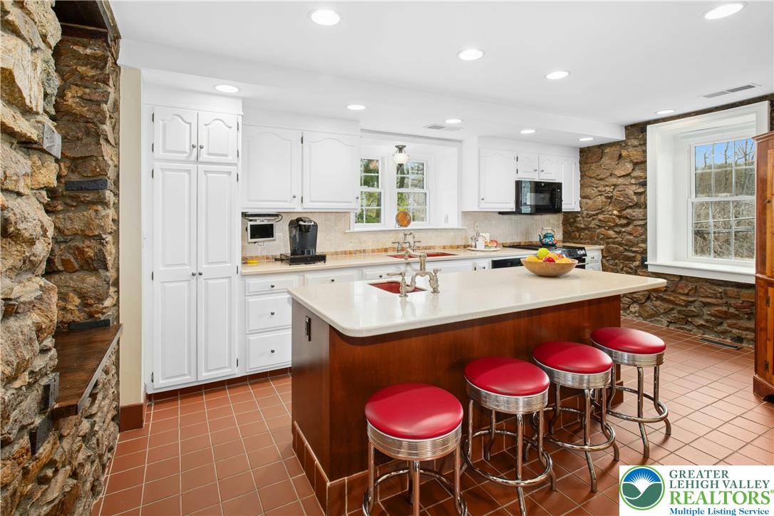 2714 Bergstresser Drive Hellertown, PA 18055 - Photo 8 of 29