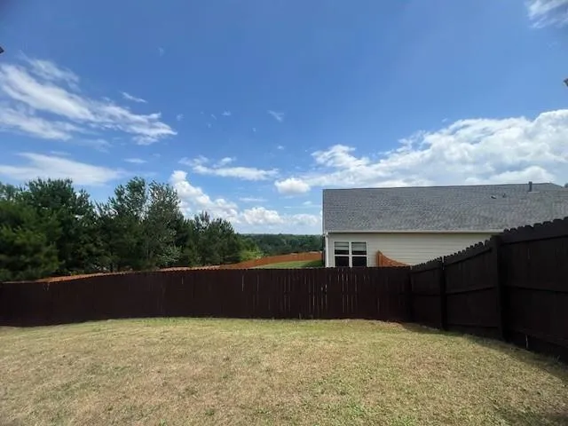 a view of backyard with pathway