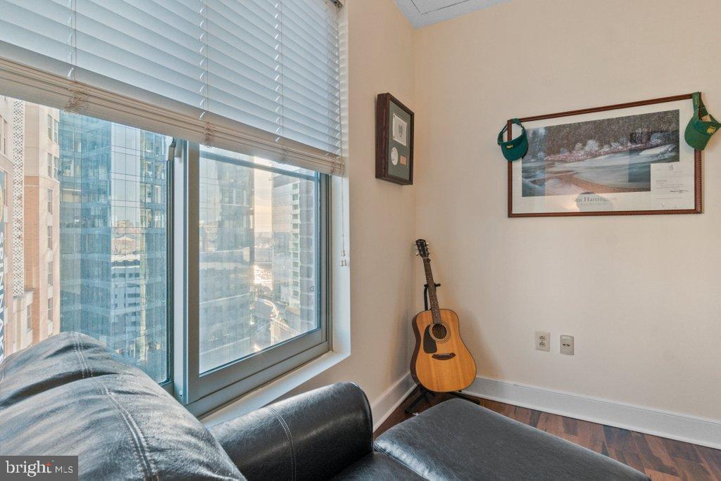 675 President Street, Unit 1404 Baltimore, MD 21202 - Photo 13 of 31 a room with furniture and a window