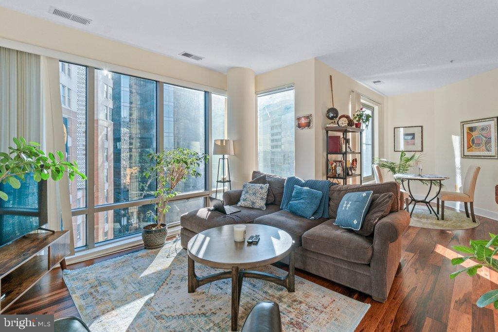 675 President Street, Unit 1404 Baltimore, MD 21202 - Photo 16 of 31 a living room with furniture and a potted plant