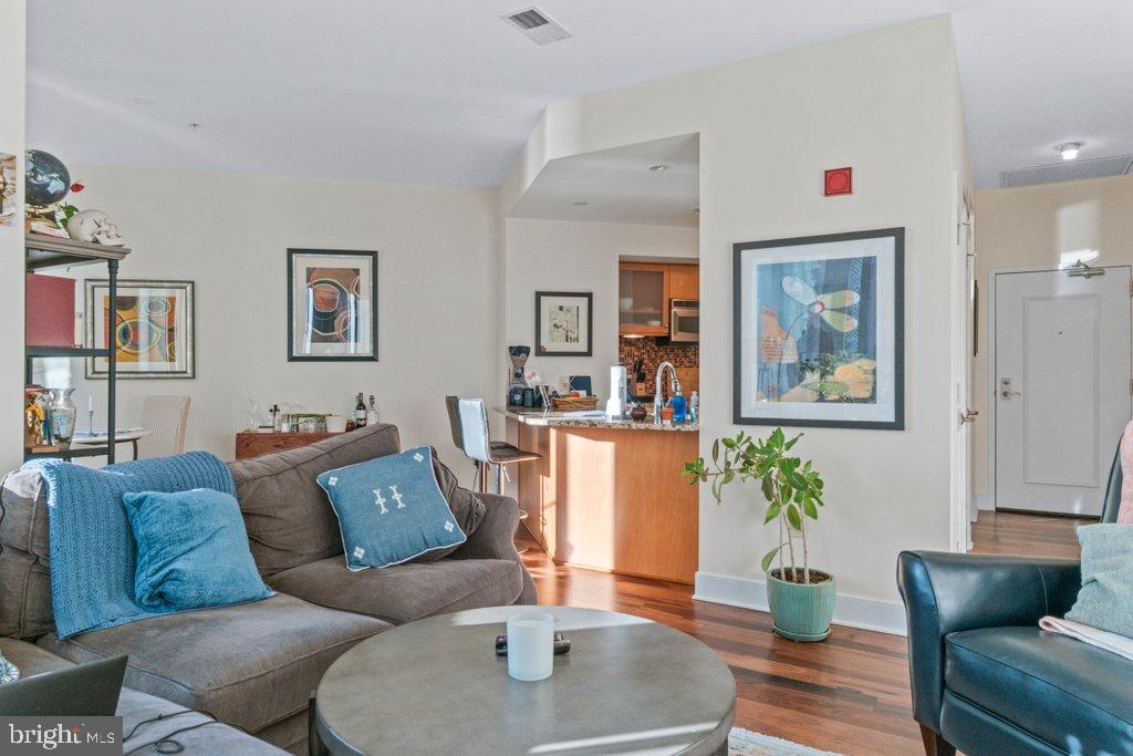 675 President Street, Unit 1404 Baltimore, MD 21202 - Photo 22 of 31 a living room with furniture and a potted plant