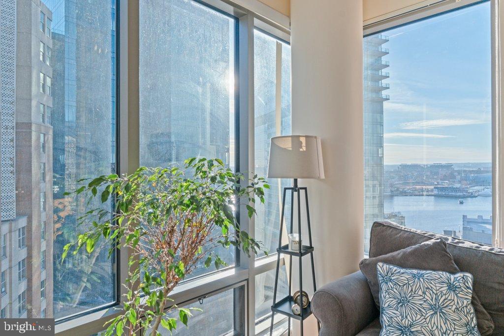 675 President Street, Unit 1404 Baltimore, MD 21202 - Photo 23 of 31 a living room with furniture and a potted plant
