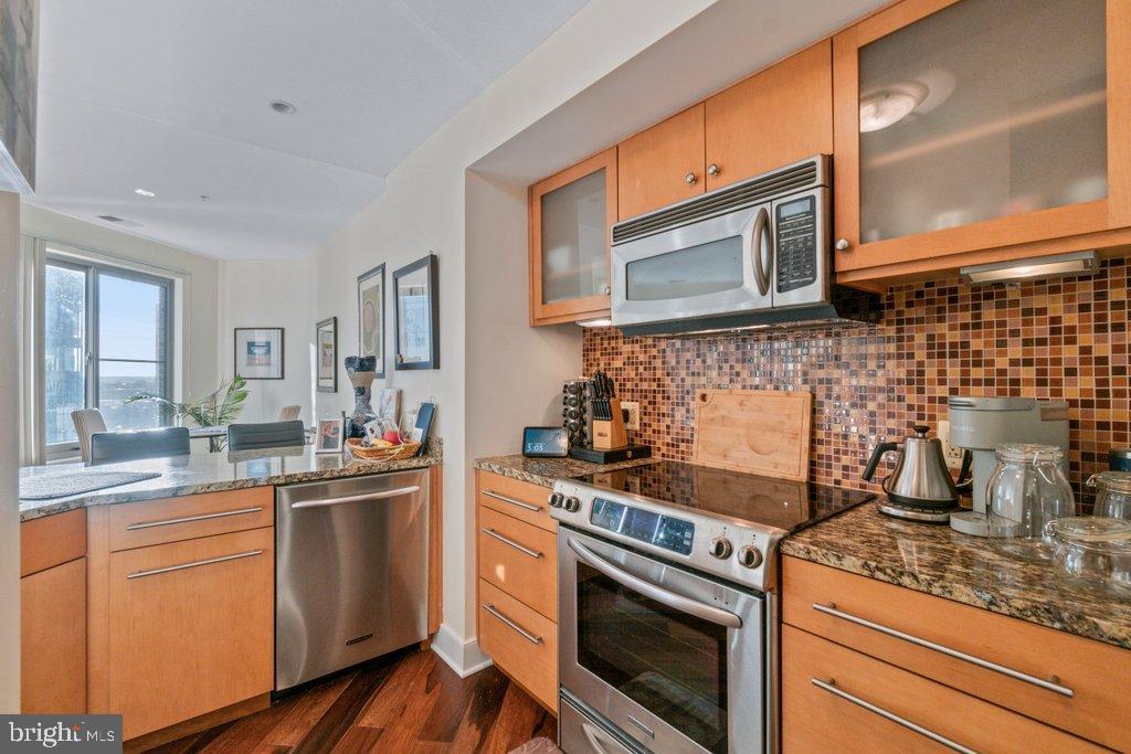 675 President Street, Unit 1404 Baltimore, MD 21202 - Photo 25 of 31 a kitchen with a sink stove and cabinets