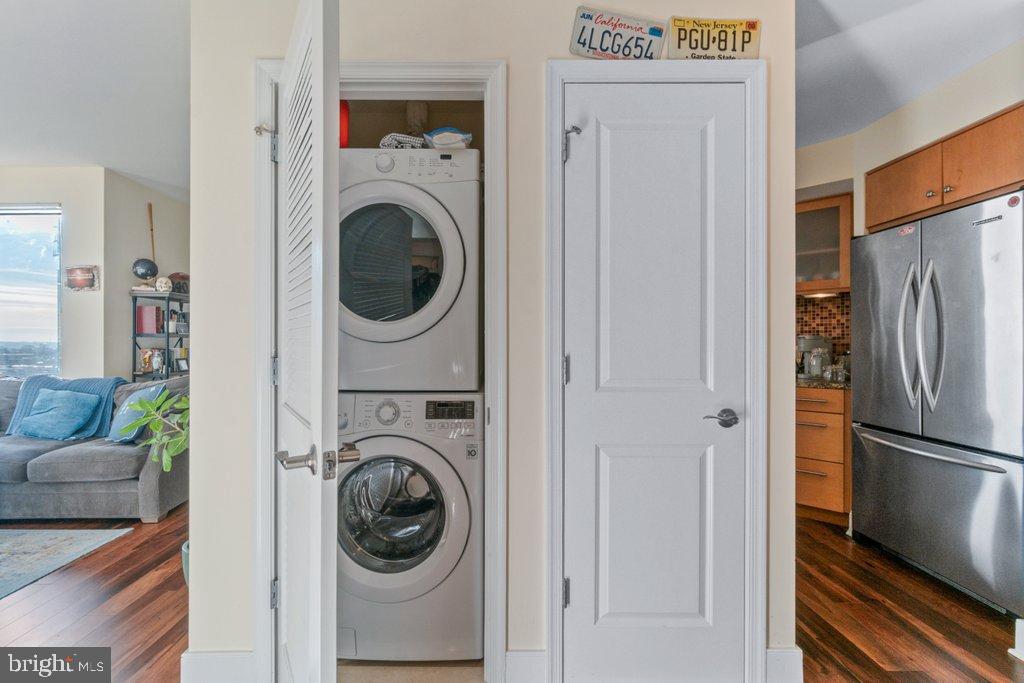675 President Street, Unit 1404 Baltimore, MD 21202 - Photo 29 of 31 a view of a hallway with washer and dryer