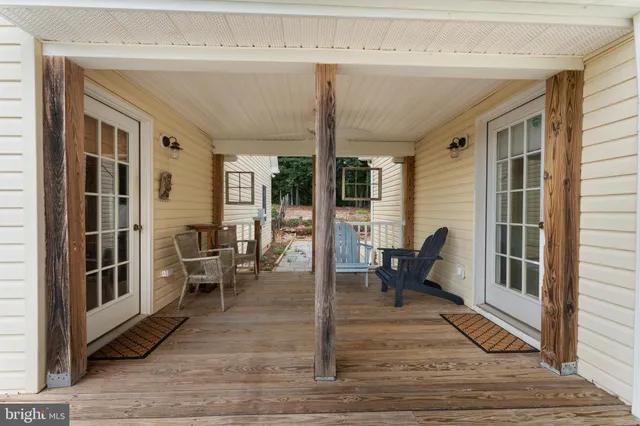 a view of a house with backyard
