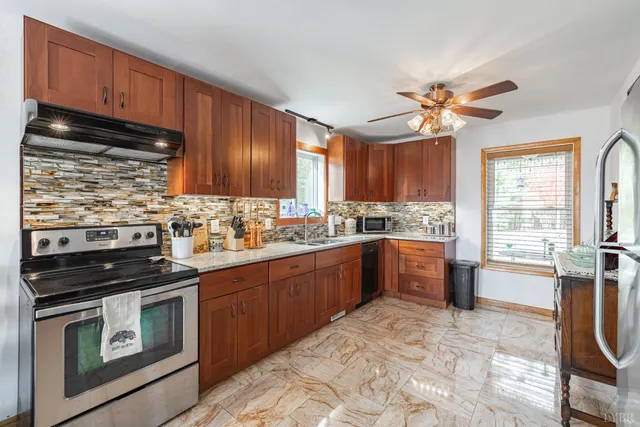 $475,000 | 125 Riverbreeze Court, Howardsville, VA 24562