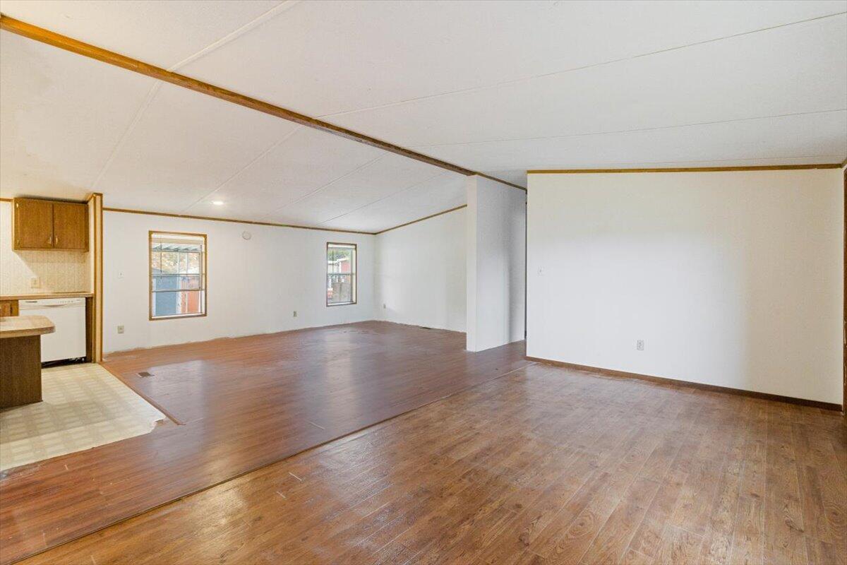 6850 Downing Road, Unit 66 Central Point, OR 97502 - Photo 4 of 15 Large open living space