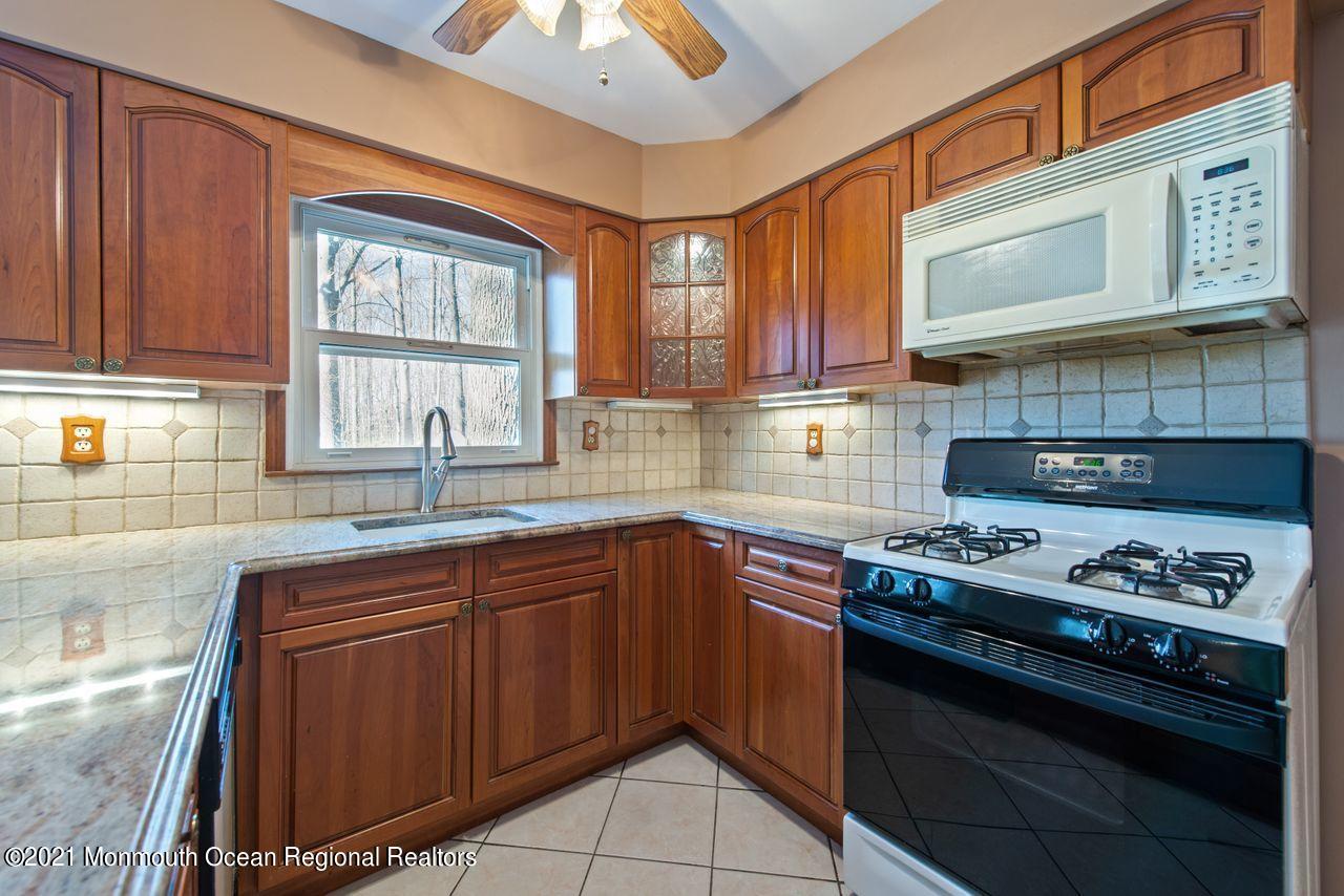 169 Lynch Road Middletown, NJ 07748 - Photo 9 of 33 09Kitchen