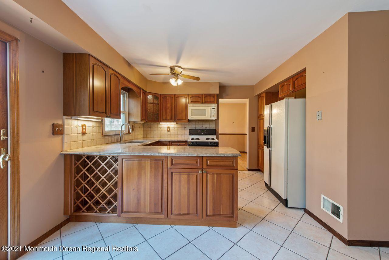 169 Lynch Road Middletown, NJ 07748 - Photo 10 of 33 10Kitchen