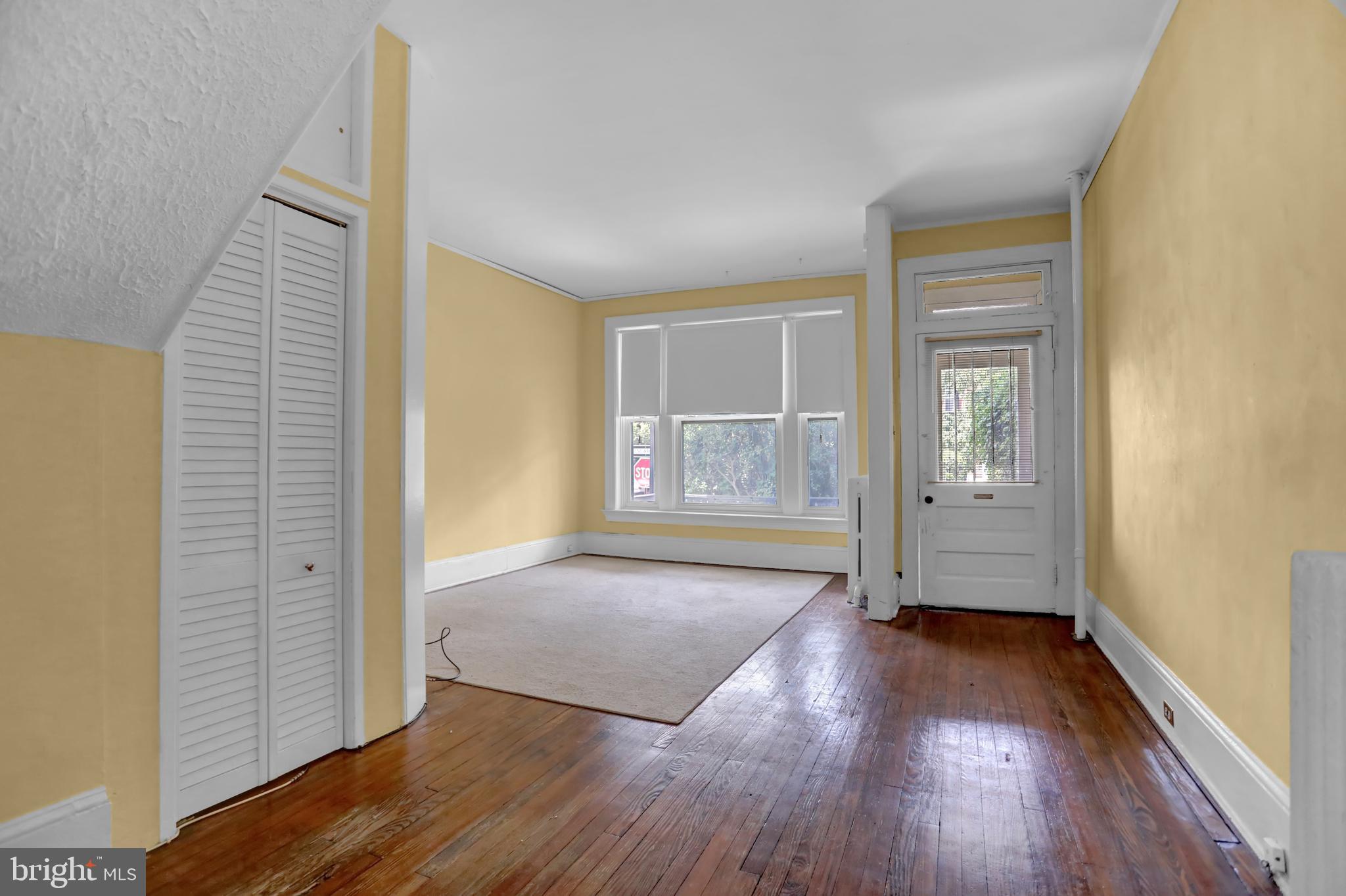 3001 North Calvert Street Baltimore, MD 21218 - Photo 31 of 44 an empty room with wooden floor and windows