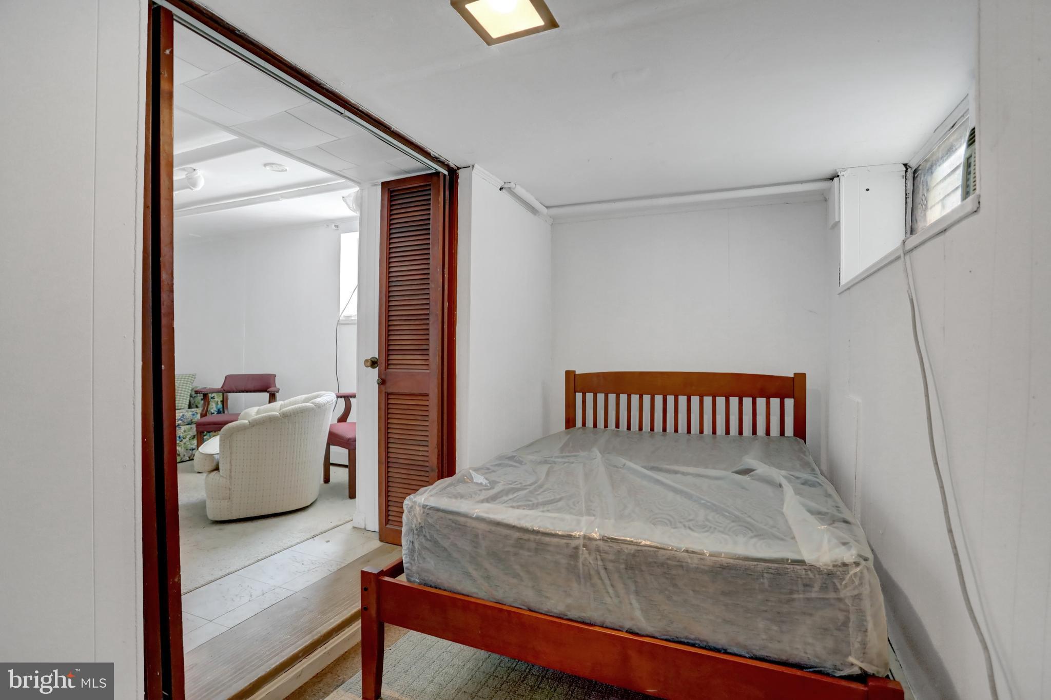 3001 North Calvert Street Baltimore, MD 21218 - Photo 35 of 44 a bedroom with a bed and a couch