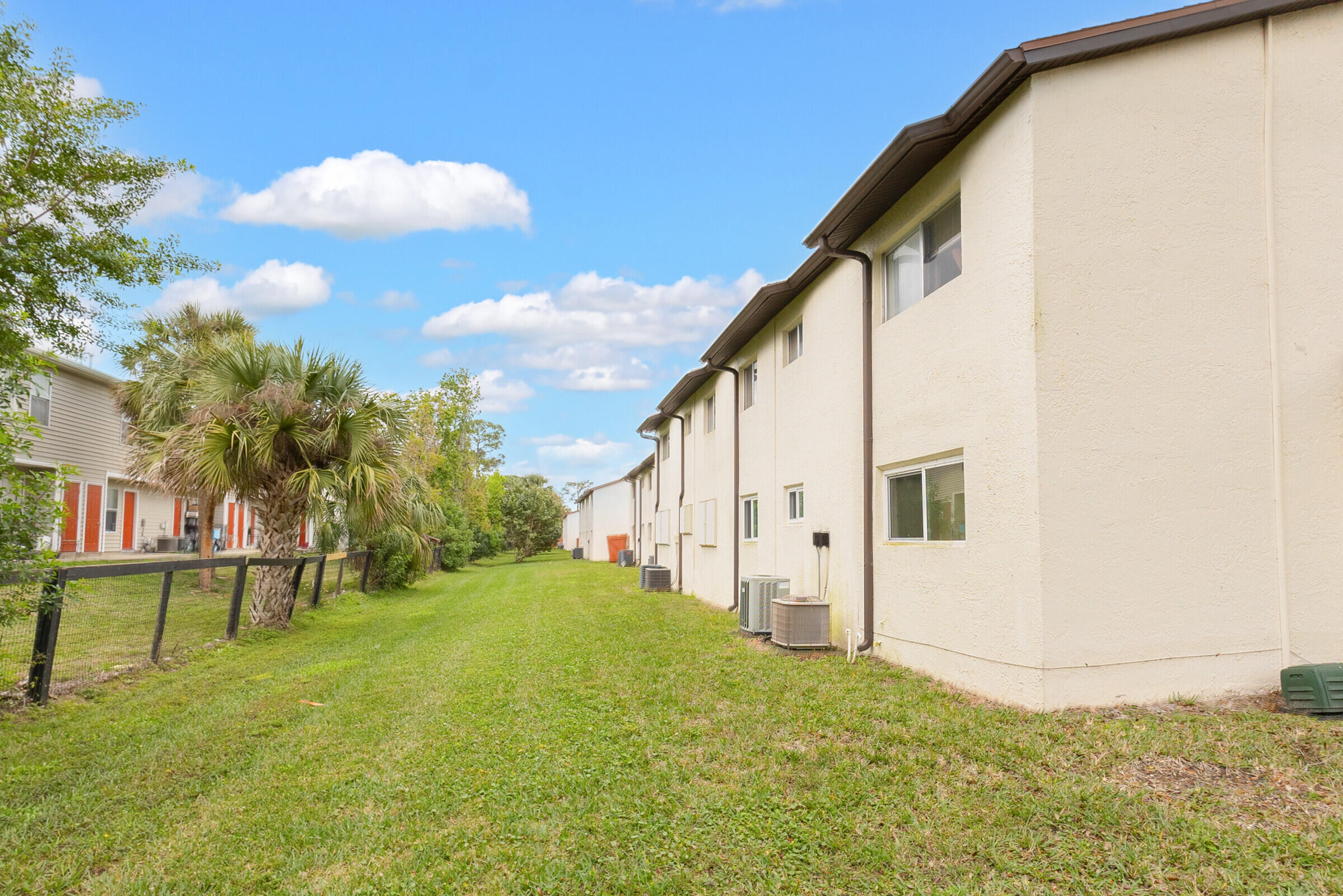 720 Ridge Club Drive, Unit 43 Melbourne, FL 32934 - Photo 11 of 27 a backyard of a house with table and chairs