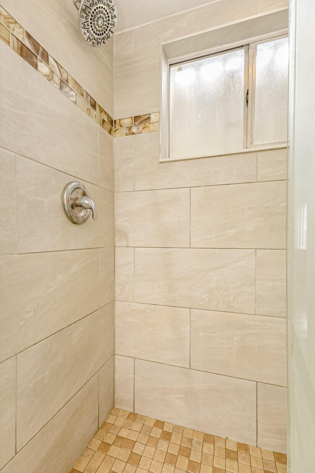 720 Ridge Club Drive, Unit 43 Melbourne, FL 32934 - Photo 18 of 27 a bathroom with a shower