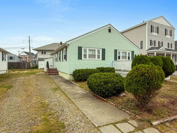 $2,500 | 23 Plymouth Street, Hampton, NH 03874