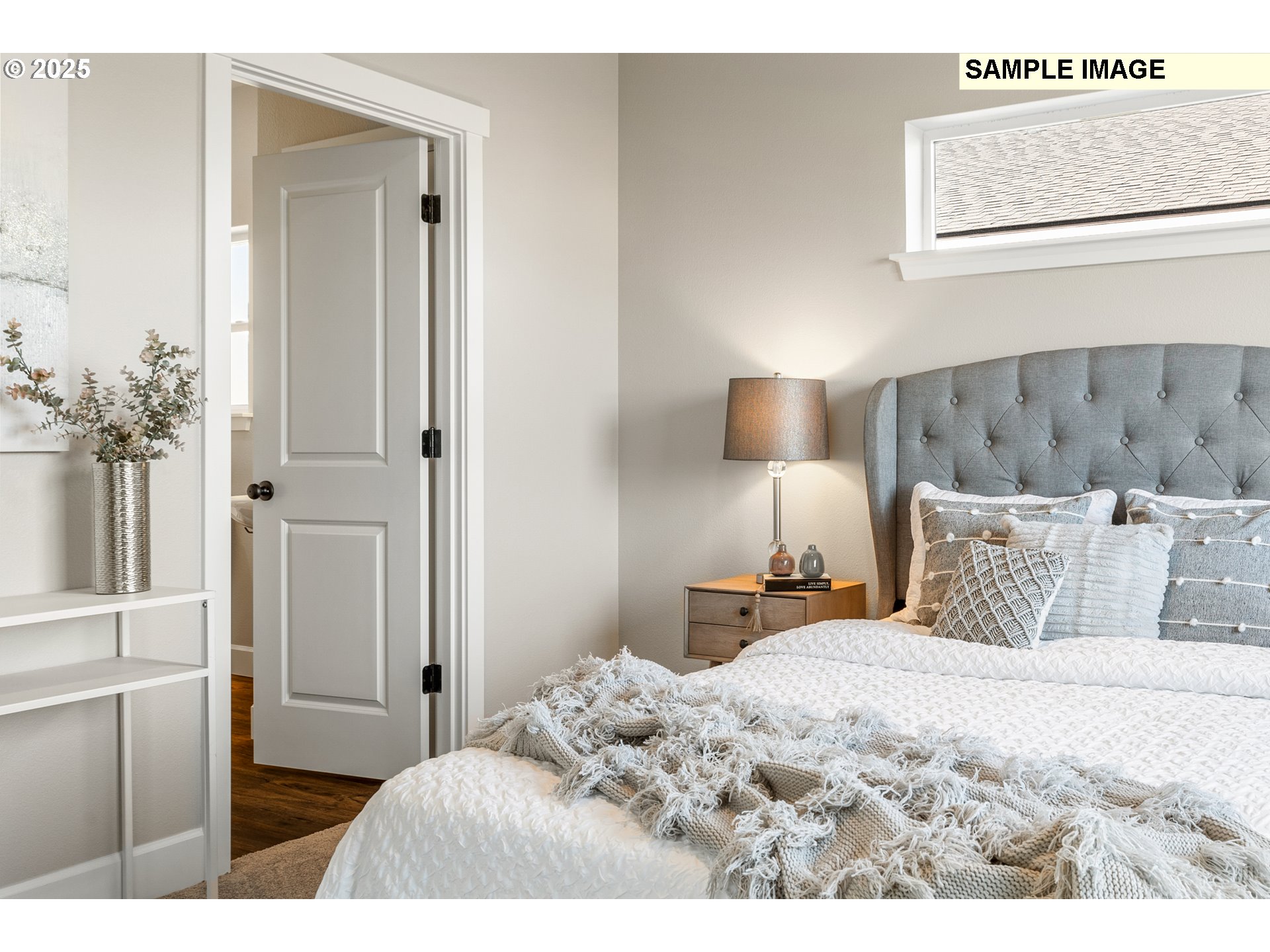 548 Arthur Street Umatilla, OR 97882 - Photo 20 of 36 a bedroom with a bed and a lamp