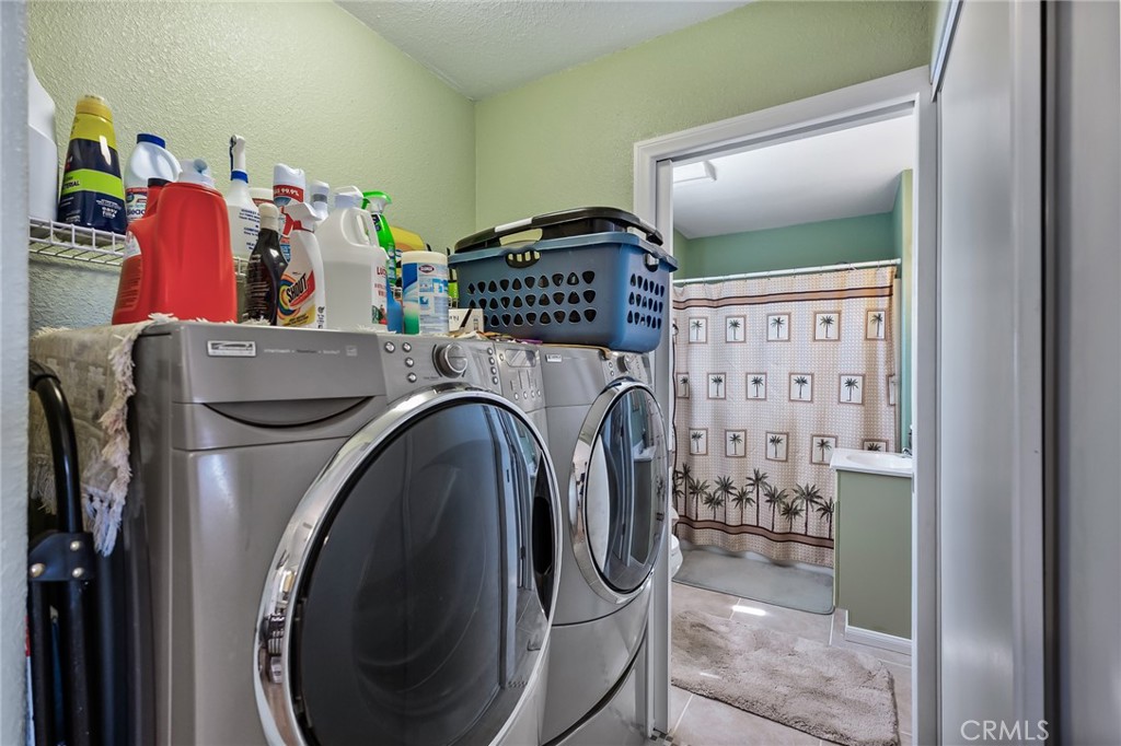 880 Inca Trail Yucca Valley, CA 92284 - Photo 12 of 26 a utility room with dryer and washer
