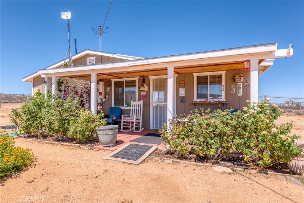 880 Inca Trail Yucca Valley, CA 92284 - Photo 2 of 26 a front view of a house with garden