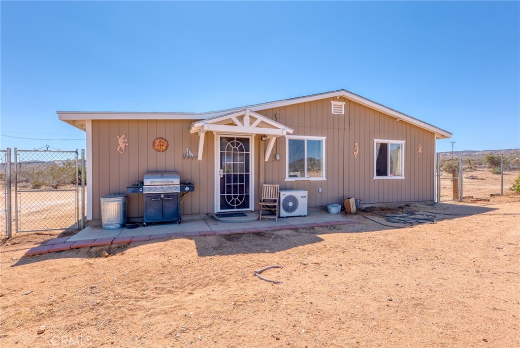 880 Inca Trail Yucca Valley, CA 92284 - Photo 23 of 26 a view of a house with snow in the background
