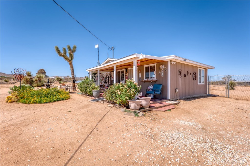880 Inca Trail Yucca Valley, CA 92284 - Photo 3 of 26 a front view of a house with a yard