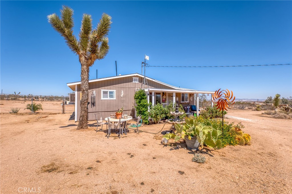 880 Inca Trail Yucca Valley, CA 92284 - Photo 5 of 26 a very nice looking house with a large window