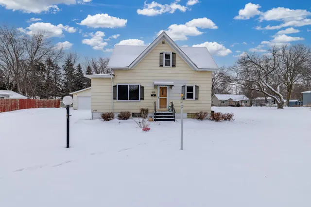 $300,000 | 627 South Litchfield Avenue, Litchfield, MN 55355