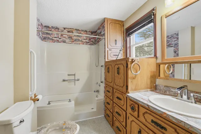 $300,000 | 627 South Litchfield Avenue, Litchfield, MN 55355