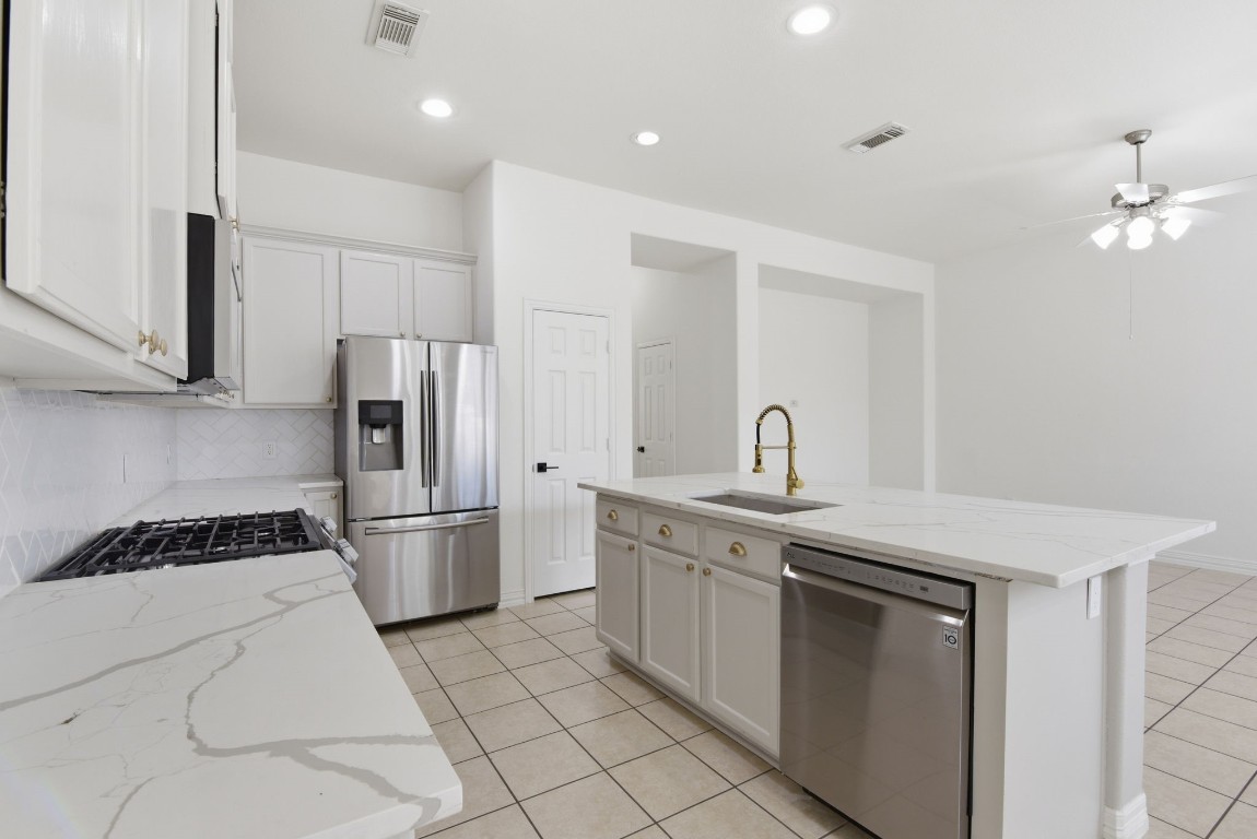 16023 Powder Springs Lane Houston, TX 77070 - Photo 18 of 48 Gorgeous kitchen!