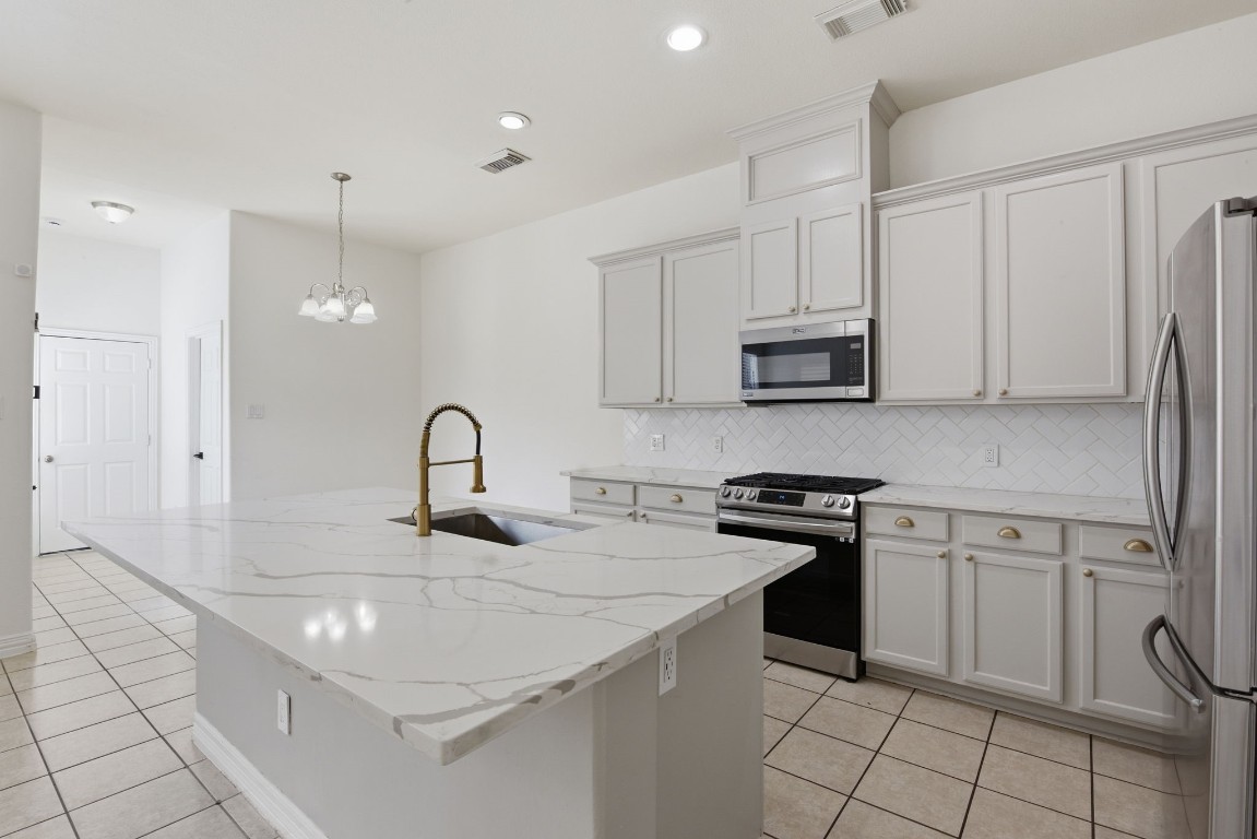 16023 Powder Springs Lane Houston, TX 77070 - Photo 20 of 48 The quartz countertops have such beautiful details!