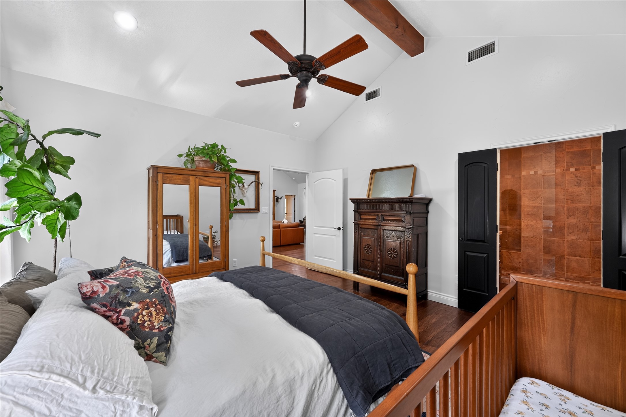700 Willow Creek Road Salado, TX 76571 - Photo 22 of 39 Primary Bedroom with vaulted ceilings.