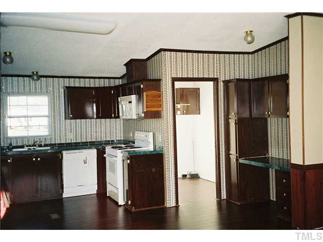 Lots of space to enjoy family dinners, lndry room to the side, built in desk side entry Kitchen