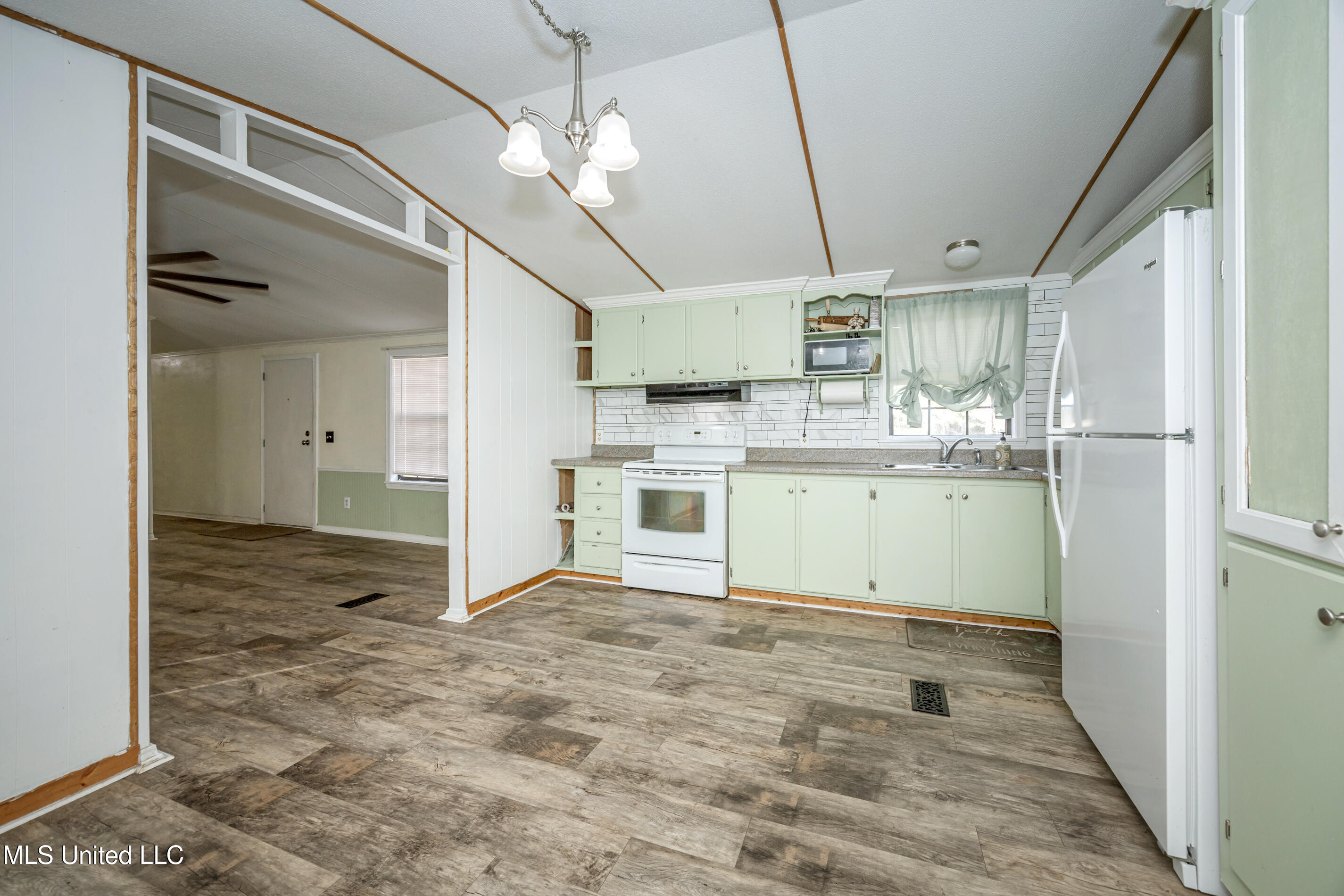 14208 Lily Orchard Road Moss Point, MS 39562 - Photo 10 of 67 IMG_7373